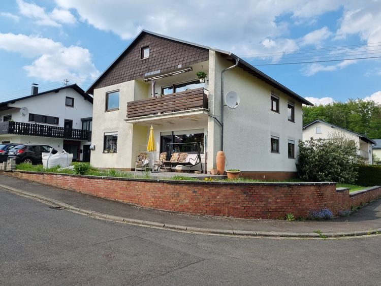Gemeinde Rotenhain: Zweifamilienhaus mit Garage und Garten