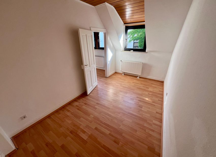 2-Zimmer-Dachgeschosswohnung mit Dachboden in gepflegter und ruhiger Lage in Wiesbaden-Biebrich