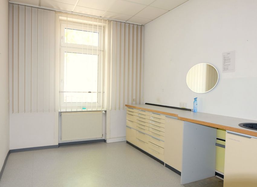 Frankfurt Höchst! Mehrfamilienhaus mit 4 Wohnungen und einer Praxis.