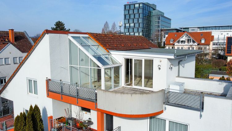 Wiesbaden: 4-Zimmer-Wohnung mit Wintergarten und Dachterrasse!