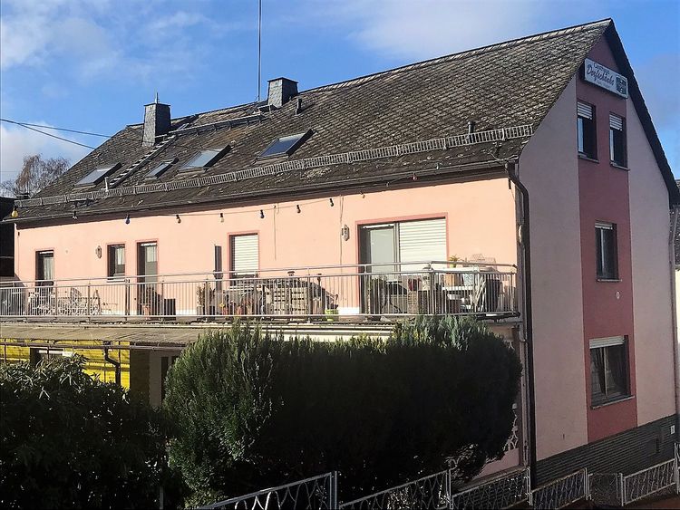 Braubach-Hinterwald: 4-Familienhaus mit Scheune und Garagen.