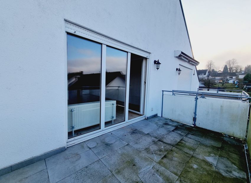 Höhr Grenzhausen: Eigentumswohnung (DG) mit Balkon und PKW-Stellplatz