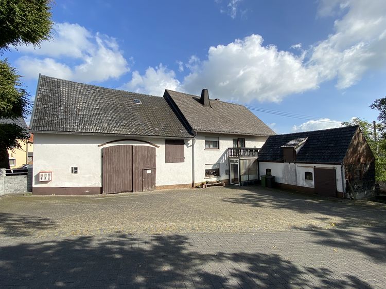 Gemeinde Härtlingen: Einfamilienhaus (Bauernhaus) mit Nebengebäude und Garten