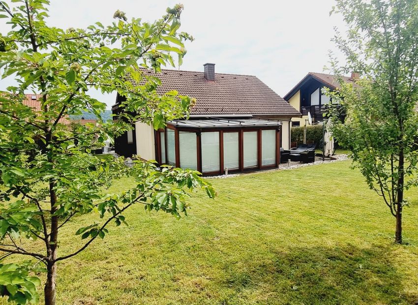 Westerburg: Freistehendes Einfamilienhaus mit Garagen und großem Areal