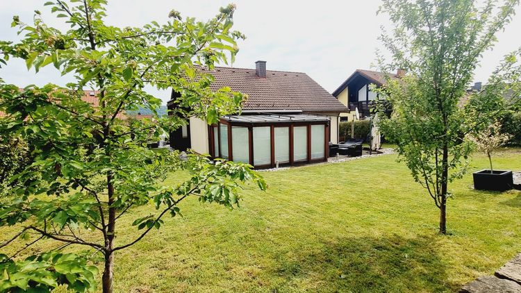 Westerburg: Freistehendes Einfamilienhaus mit Garagen und großem Areal