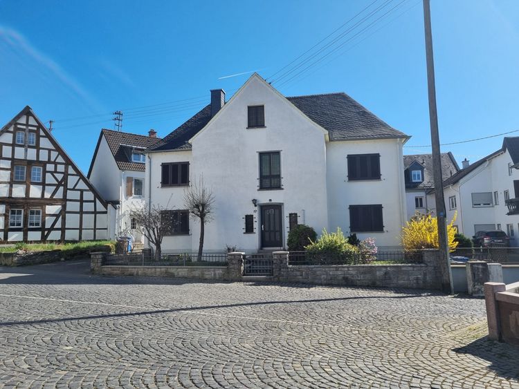 Niederzeuzheim: Gepflegtes Einfamilienhaus mit Nebengebäude, Carport und Garten