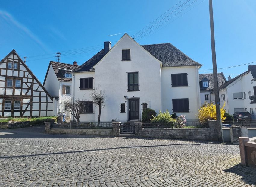 Niederzeuzheim: Gepflegtes Einfamilienhaus mit Nebengebäude, Carport und Garten