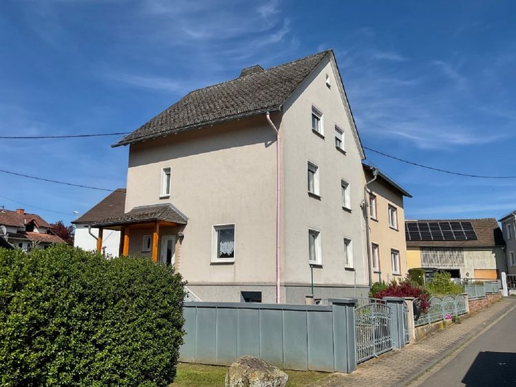 Birlenbach: Einfamilienhaus mit kleinem Garten und Garage!