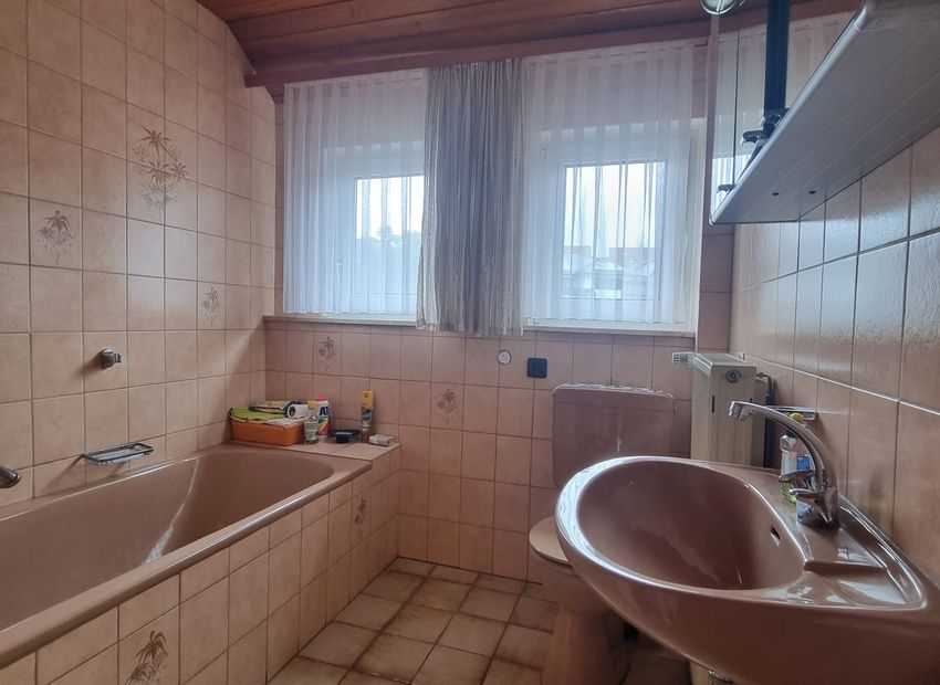 Weilmünster: Einfamilienhaus mit großem Areal und zwei Garagen