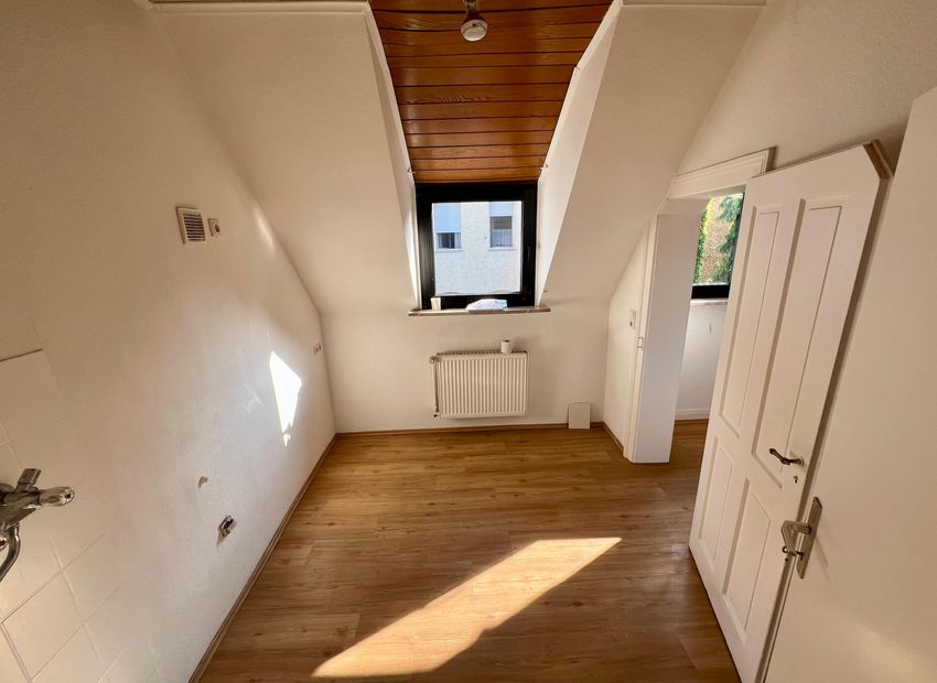 2-Zimmer-Dachgeschosswohnung mit Dachboden in gepflegter und ruhiger Lage in Wiesbaden-Biebrich