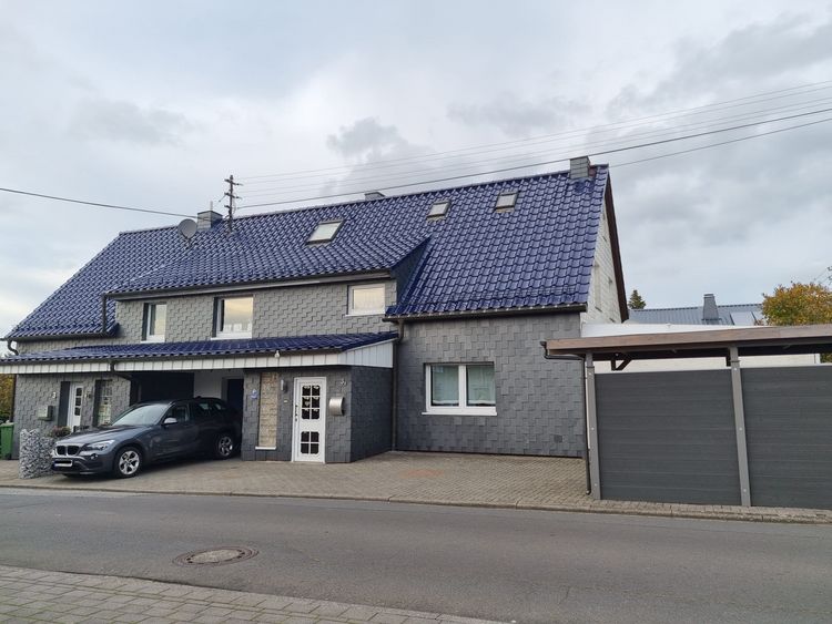Gemeinde Norken: Einfamiliendoppelhaus mit Garage und Garten