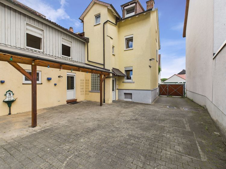 Bad Homburg v.d.H.: Wohn- und Geschäftshaus mit großem Entwicklungspotenzial!