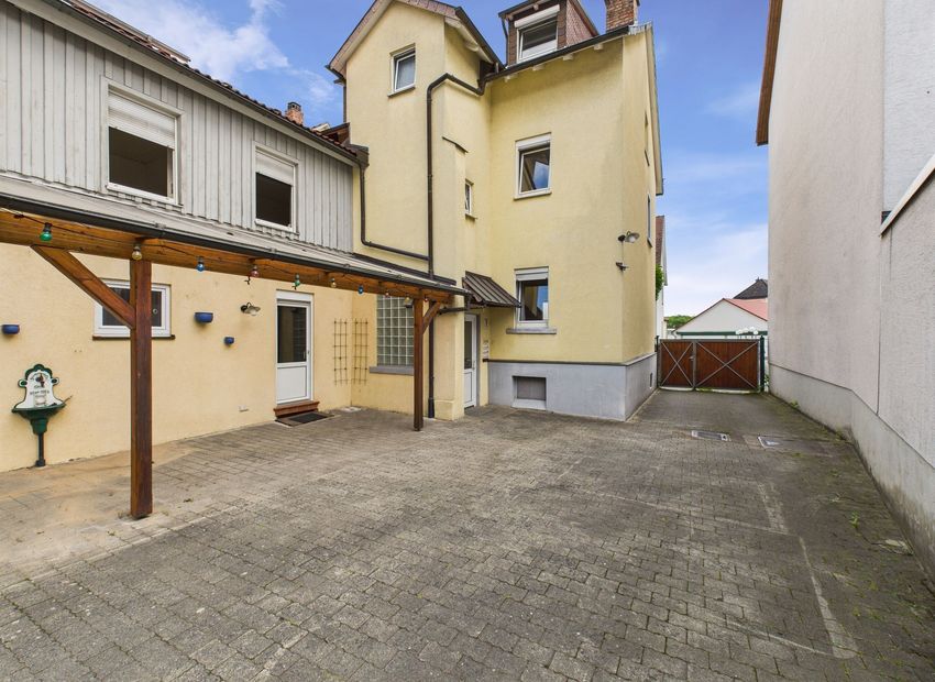 Bad Homburg v.d.H.: Wohn- und Geschäftshaus mit großem Entwicklungspotenzial!