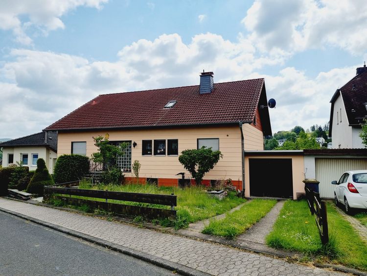 Eitelborn: Einfamilienhaus (Bungalow) mit Einliegerwohnung, Garage und Garten