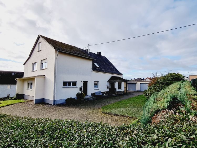 Kölbingen: Freistehendes Einfamilienhaus mit ELW, Garagen und Garten