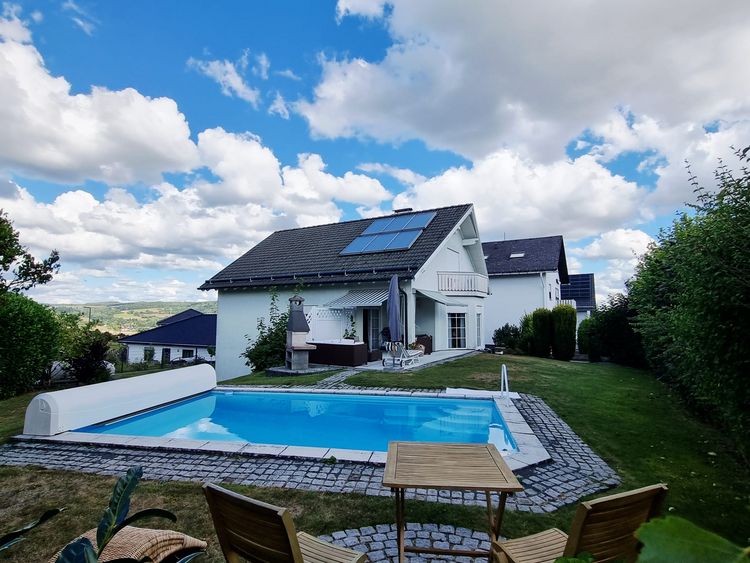 Dornburg: Tolles Einfamilienhaus mit ELW, Garage, Garten und Schwimmbad