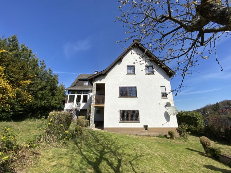 Aarbergen-Michelbach: Besondere Immobilie mit Charme, Ausblick und großem Grundstück!