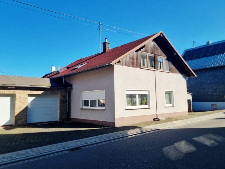 Stein-Neukirch: Ein- bis Zweifamilienhaus mit Potenzial und kleinem Areal