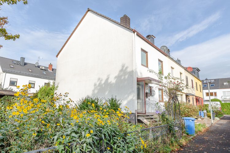 Hofheim-Wallau: Reiheneckhaus mit Garage!