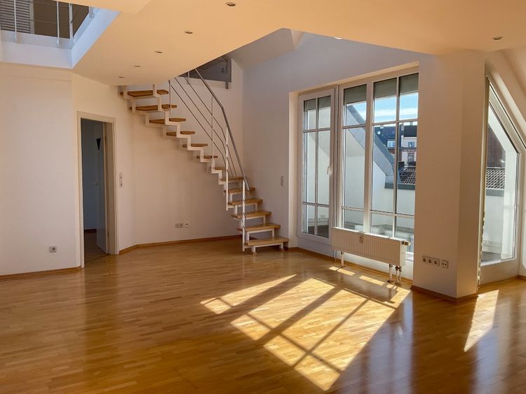 Wiesbaden: Maisonette-Wohnung mit zwei Loggien im äußeren Westend!