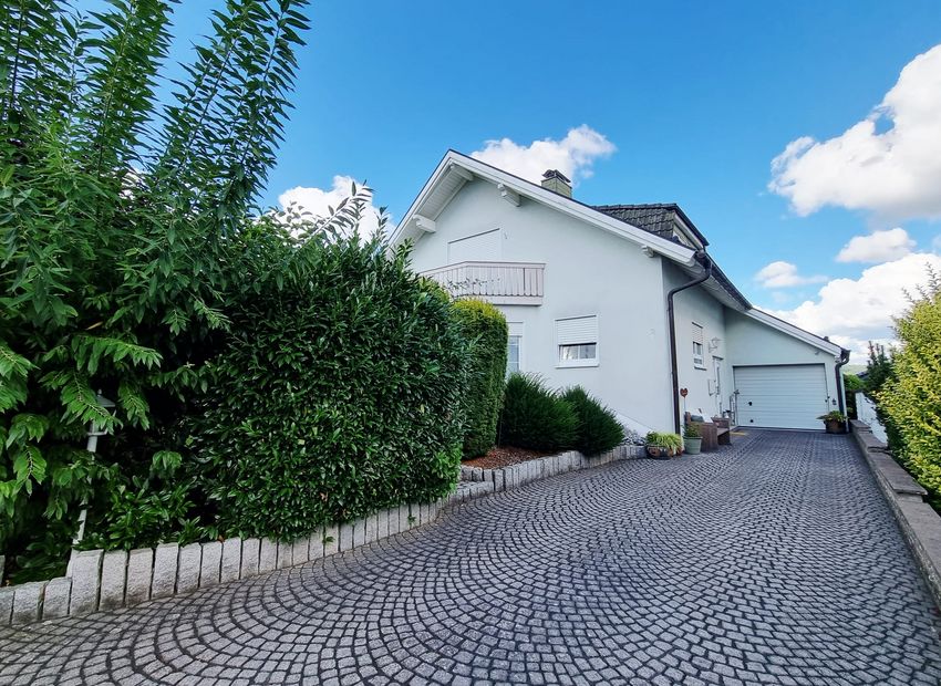 Dornburg: Tolles Einfamilienhaus mit ELW, Garage, Garten und Schwimmbad