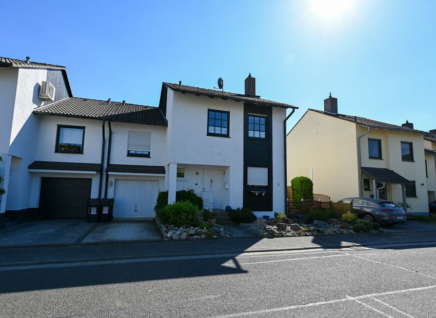 Wiesbaden: Split-Level-Reihenendhaus in Delkenheim!