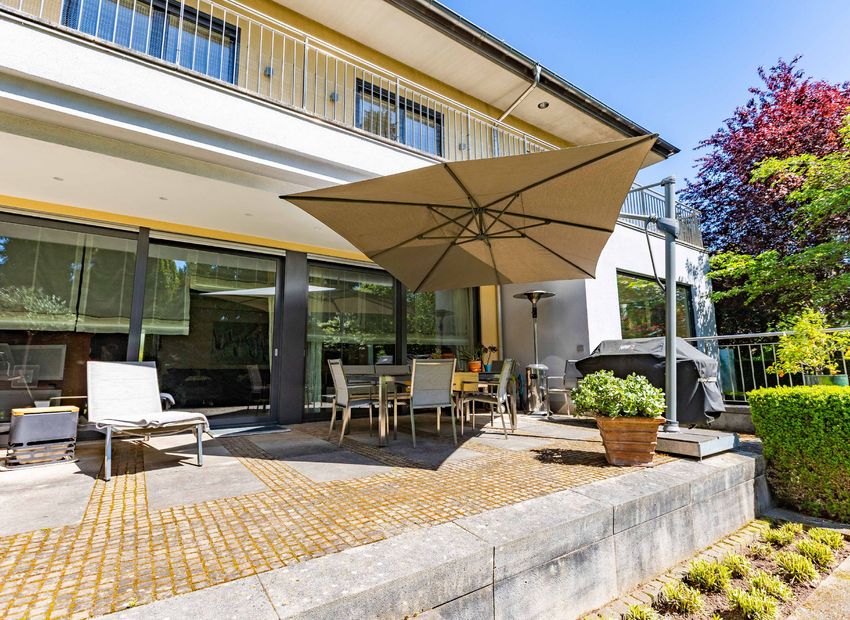 Elegante Villa mit Weinkeller, Sauna und Gartenidylle in bester Lage von Kronberg.