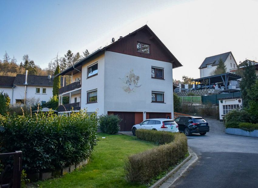 Bad Schwalbach: Attraktives Zwei-Familienhaus mit großem Grundstück in Heimbach!