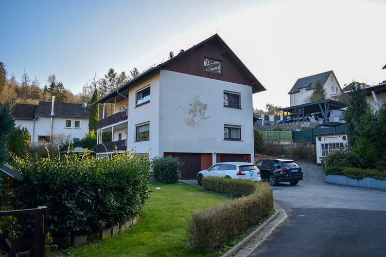 Bad Schwalbach: Attraktives Zwei-Familienhaus mit großem Grundstück in Heimbach!