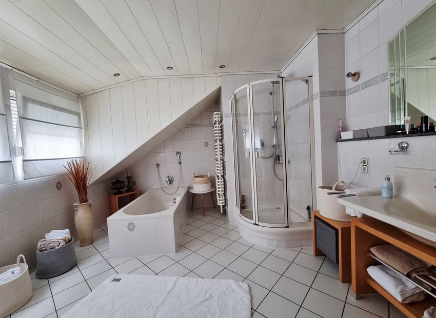 Dornburg: Tolles Einfamilienhaus mit ELW, Garage, Garten und Schwimmbad