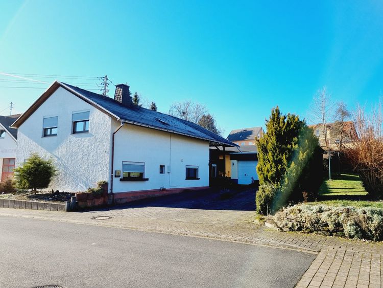 Hüblingen: renovierungsbedürftiges Einfamilienhaus mit Garage, Garten und angrenzendem Baugrundstück