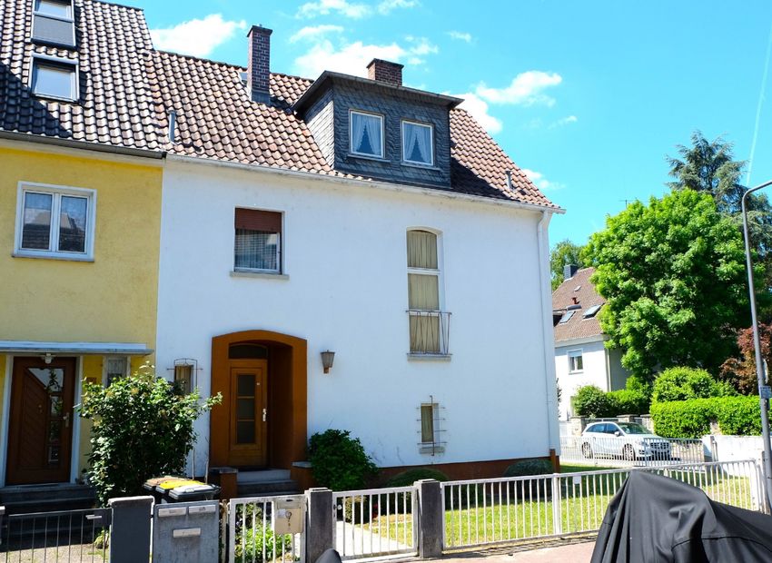 Frankfurt-Dornbusch! Erweiterbares REH mit traumhaftem ca. 383m² großem Grundstück.