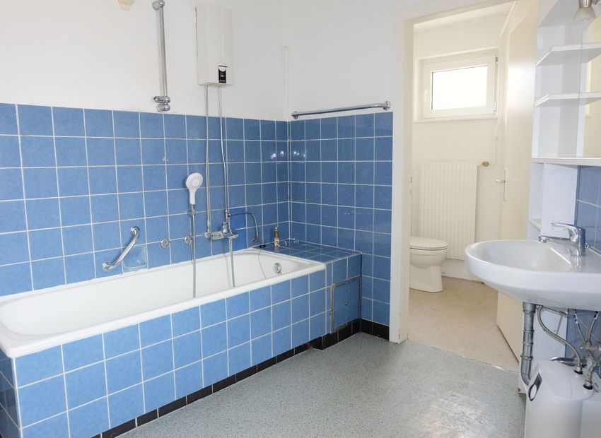 Neu-Anspach! Freistehendes Haus mit 5 Zimmern auf kleinem Grundstück.