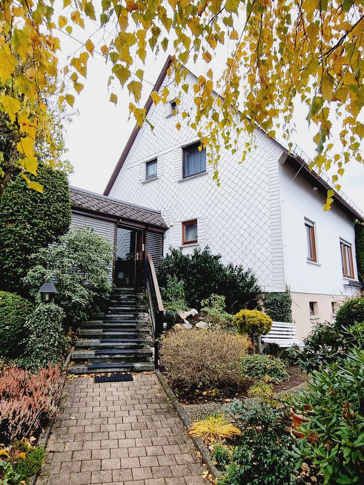 Nähe Montabaur: Einfamilienhaus mit herrlichem Garten und Garage