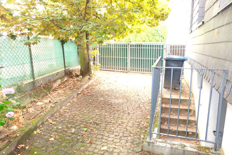 Neu-Anspach! Freistehendes Haus mit 5 Zimmern auf kleinem Grundstück.