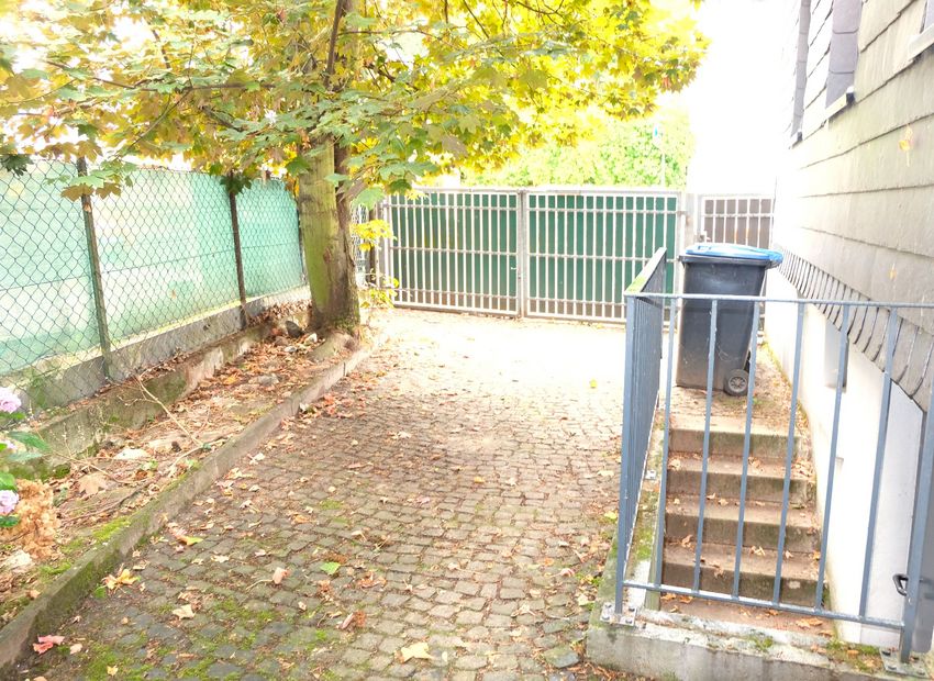 Neu-Anspach! Freistehendes Haus mit 5 Zimmern auf kleinem Grundstück.