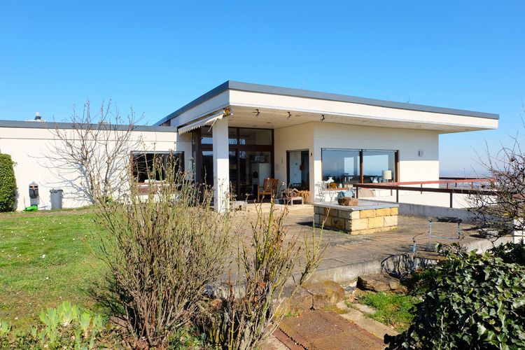 Freistehendes Einfamilienhaus mit 180-Grad-Panoramablick über die Rheinebene.