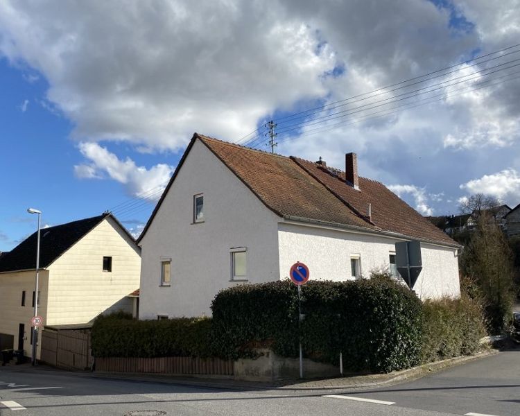 Hünstetten-Wallrabenstein: Einfamilienhaus mit Nebengebäuden und wunderschönem Garten!
