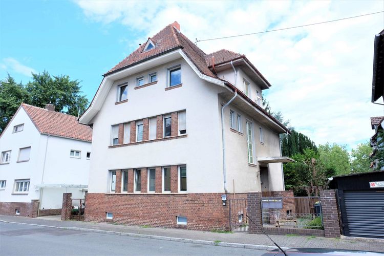 Frankfurt-Sindlingen!Mieterfreies Mehrfamilienhaus aus den 20er Jahren mit viel Potential.