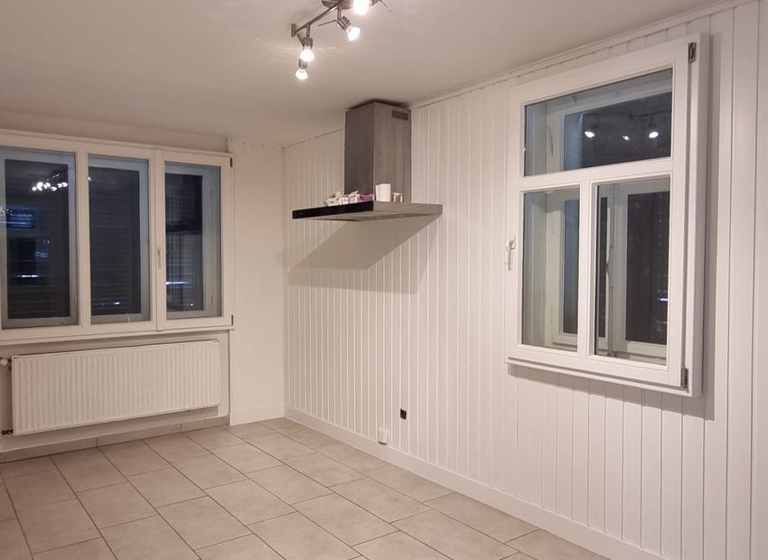 Niederzeuzheim: Gepflegtes Einfamilienhaus mit Nebengebäude, Carport und Garten