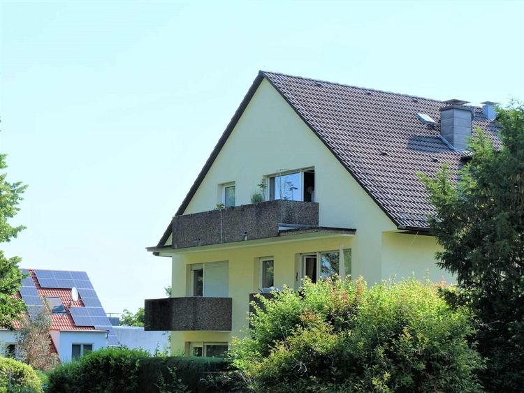 Reserviert! Oberursel Stierstadt! Gemütliche 4 Zimmer Wohnung mit Balkon und PKW-Stellplatz.