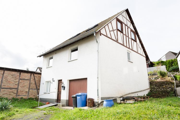 Niedernhausen-Engenhahn: Gemütliches Einfamilienhaus-Unikat für Individualisten!