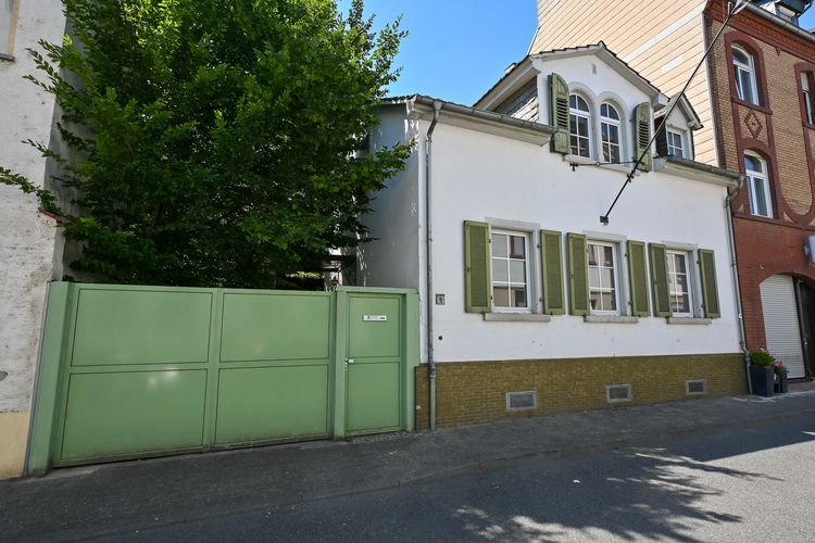 Wiesbaden-Biebrich: Einfamilienhaus mit Nebengebäuden in Stadtlage!