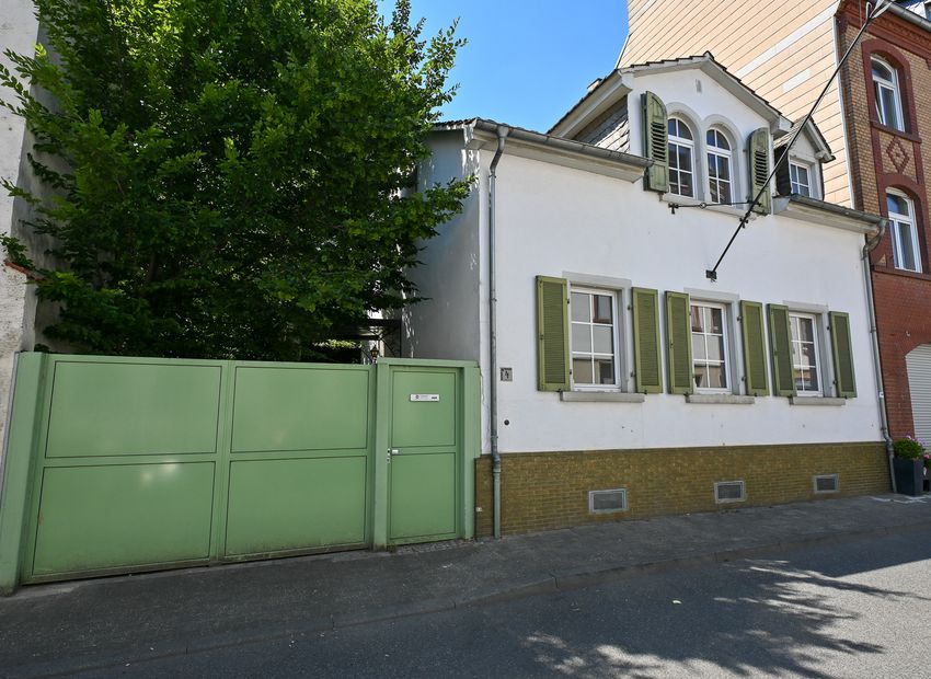 Wiesbaden-Biebrich: Einfamilienhaus mit Nebengebäuden in Stadtlage!