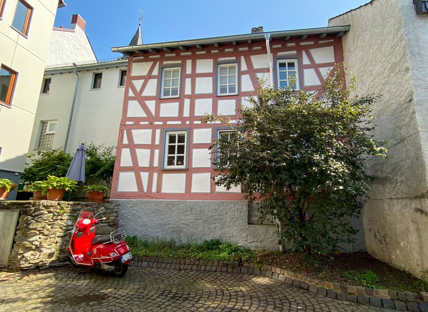 Idstein: Liebhaberstück – Vermietetes Wohn- und Geschäftshaus im Herzen der Stadt!