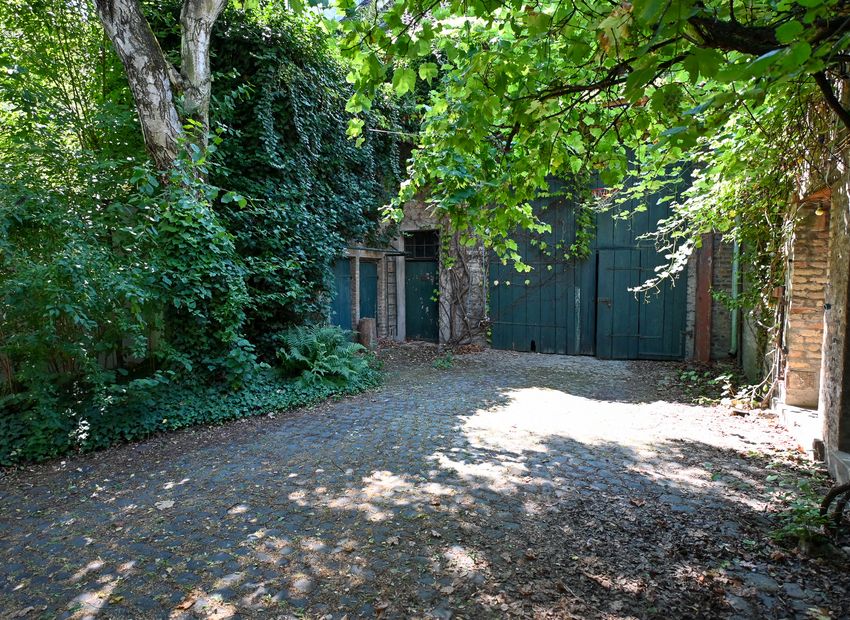 Wiesbaden-Biebrich: Einfamilienhaus mit Nebengebäuden in Stadtlage!