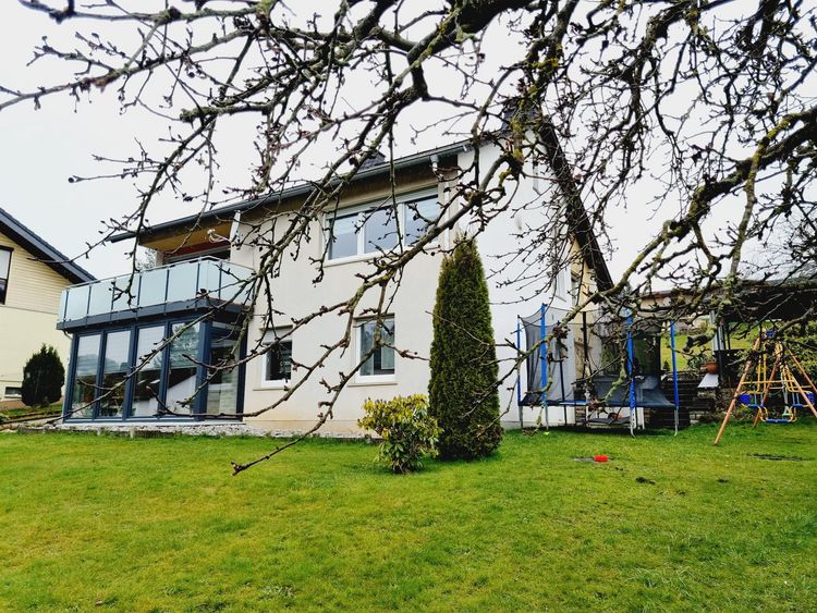 Merenberg: Einfamilienhaus (ELW möglich) im Toppzustand mit Garagen und herrlichem Garten