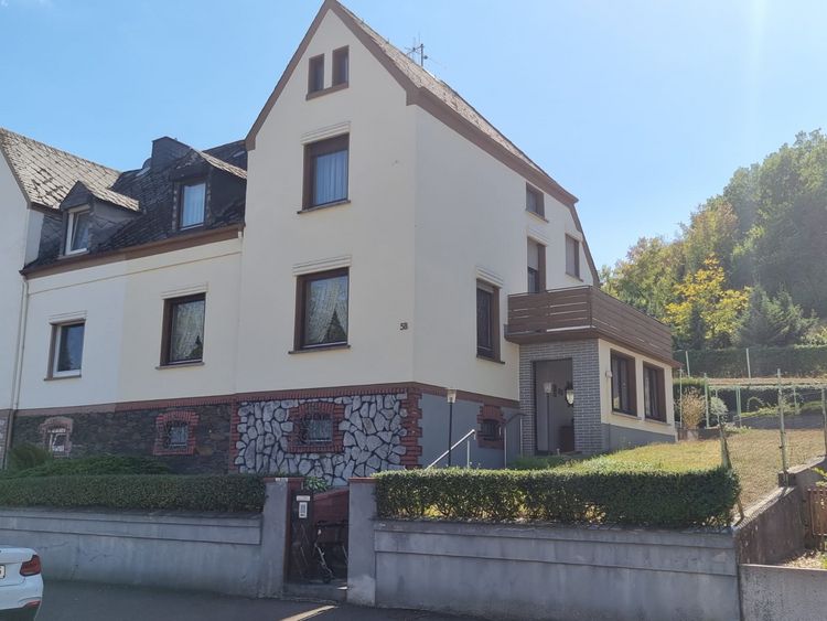 Lindenholzhausen: Gepflegte Doppelhaushälfte mit Garage und Garten
