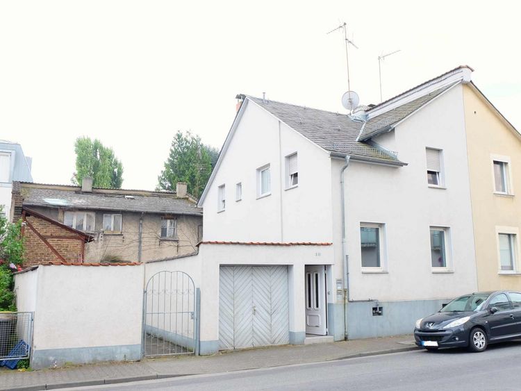 Frankfurt Heddernheim! Zweifamilienhaus mit Garage und Nebengebäude.