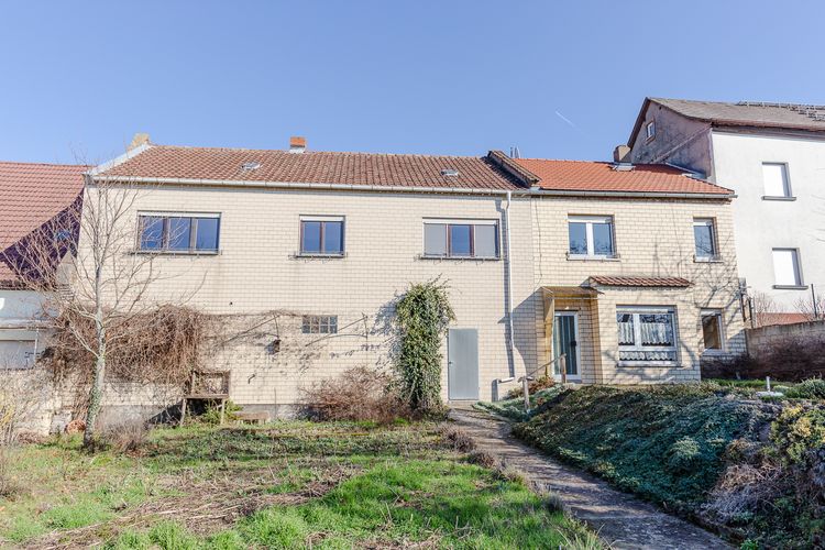 Flörsheim: Zwei- bis Dreifamilienhaus mit Potenzial und Weitblick!